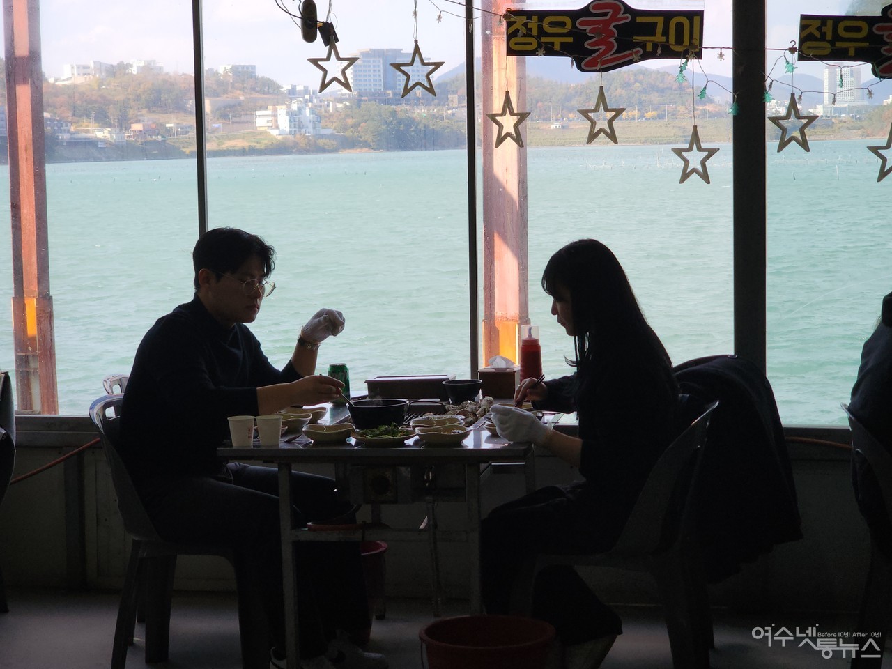 ▲돌산 안굴전 정우굴구이에서 요즘 제철음식 굴구이를 먹는 전경이 운치있다 ⓒ심명남