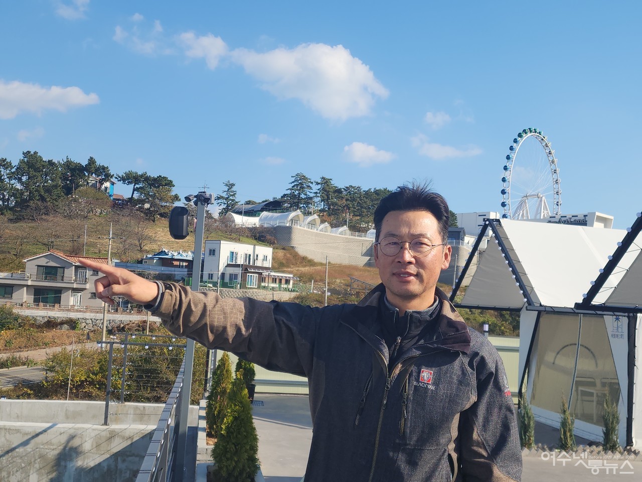 ▲여수시 돌산 안굴전에 위치한 럭셔리 글램핑 비토애 박정우 대표가 감성캠핑 글램핑장을 소개하고 있다 ⓒ심명남