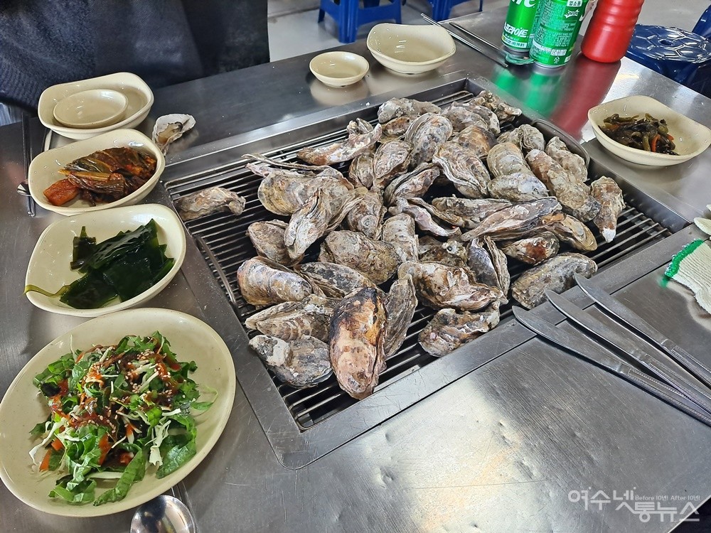 ▲여수 돌산 평사리 정우굴구이 기본 상차림이다. ⓒ조찬현