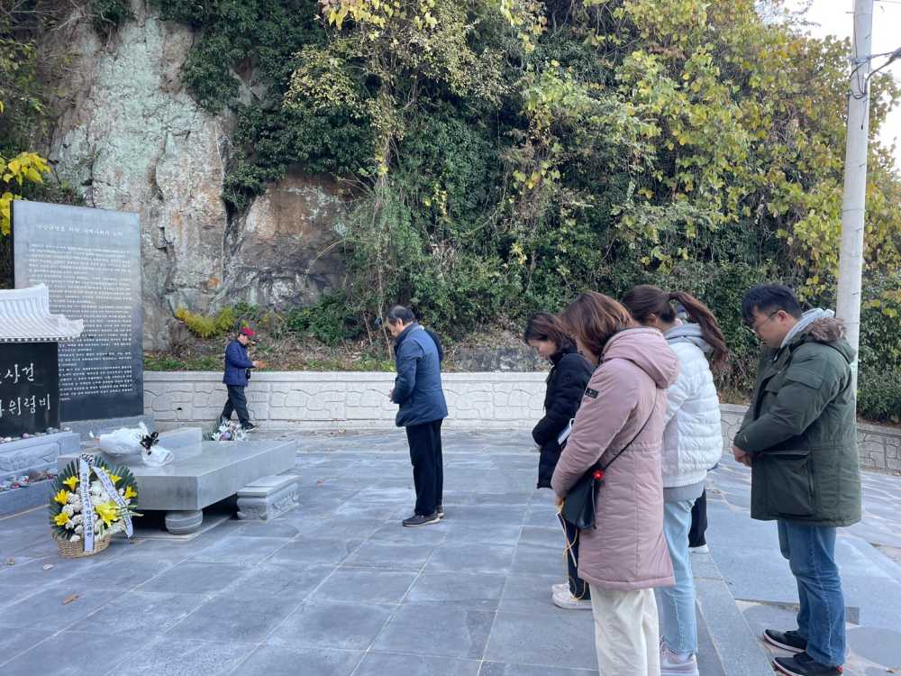 ▲ 연수에 참가한 제주 교원들이 여수 만성리 여순 10·19 희생자 위령탑을 참배하고 있다.ⓒ전라남도교육청
