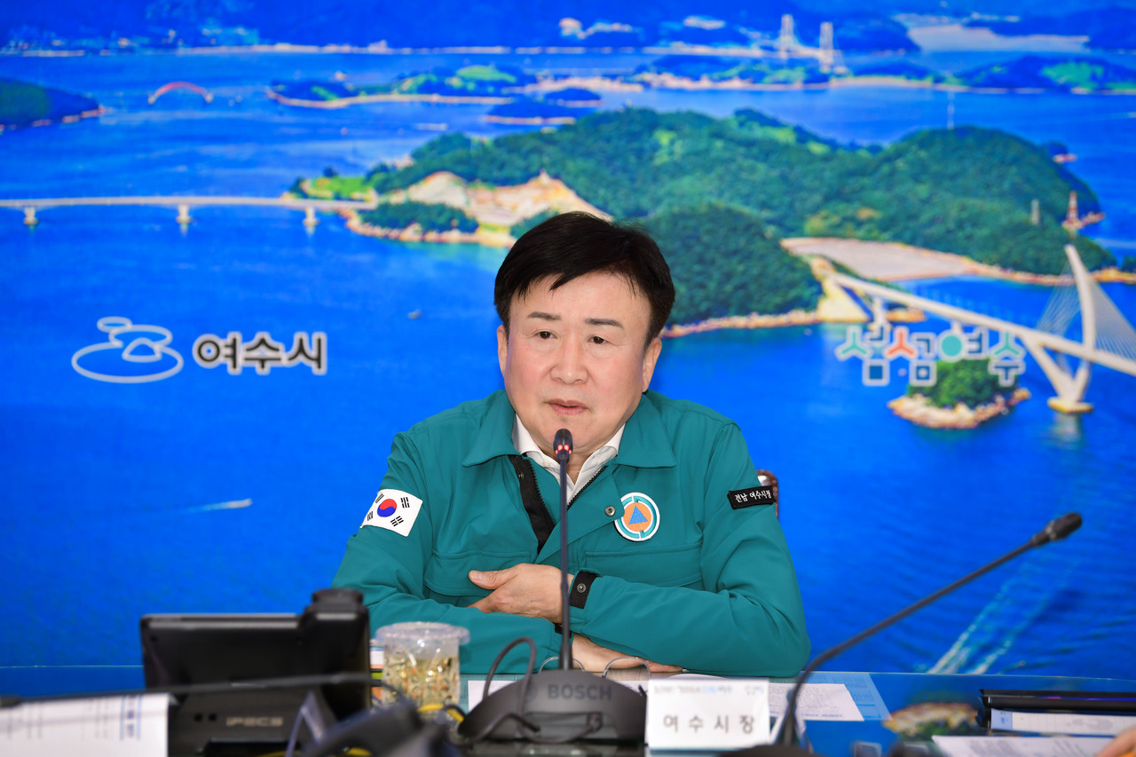 ▲ 정기명 여수시장이 7일 오후 시청 재난상황실에서 긴급 간부회의를 갖고, 대시민 담화문을 발표했다. ⓒ여수시