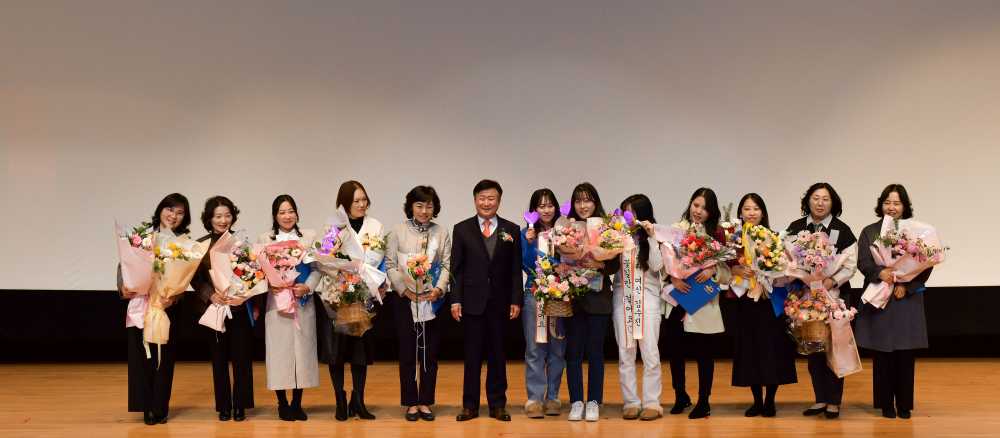 ▲ 여수시는 보육 일선에서 힘쓰는 교직원들의 사기 진작을 위해 지난 6일 엑스포컨벤션센터에서 ‘2024년 여수시어린이집연합회 보육교직원 문화의 날’ 행사를 개최했다.ⓒ여수시