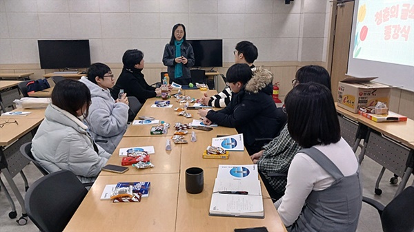 ▲ 이민숙 선생님한테 글쓰기 교육받는 학생들 모습 ⓒ 오문수