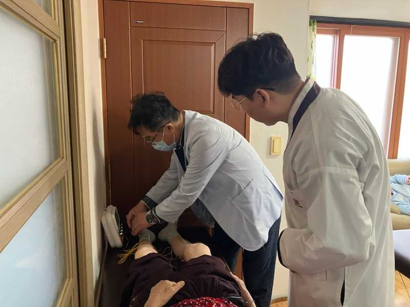 ▲ 시전동 흥국상가 상인회는 지난 8일 금손약손 한방 봉사단, 원광대학교 한의학과, 신기 자율방범대와 기전경로당을 찾아 한방 의료봉사에 나섰다. ⓒ여수시