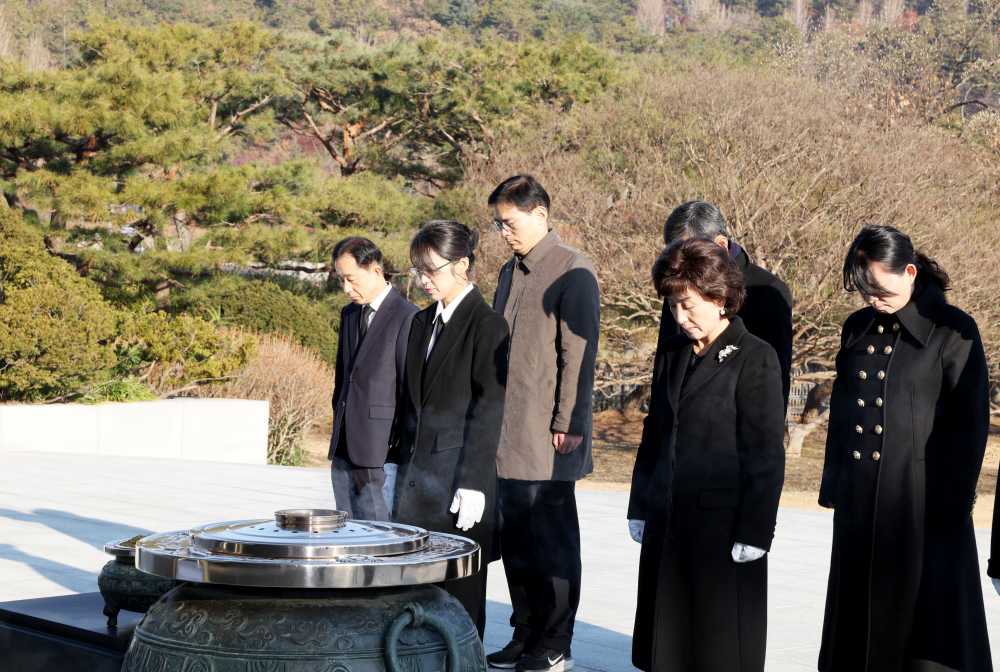 ▲ 박선영 진실화해위원회 3대 신임 위원장이 10일 오전 국립현충원을 방문해 묵념을 하고 있다.ⓒ진실화해위원회