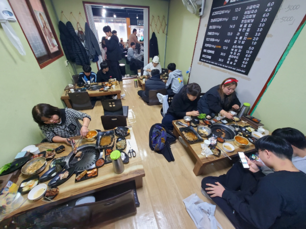 ▲ 학생들이 맛있게 점심식사를 하고 있다.