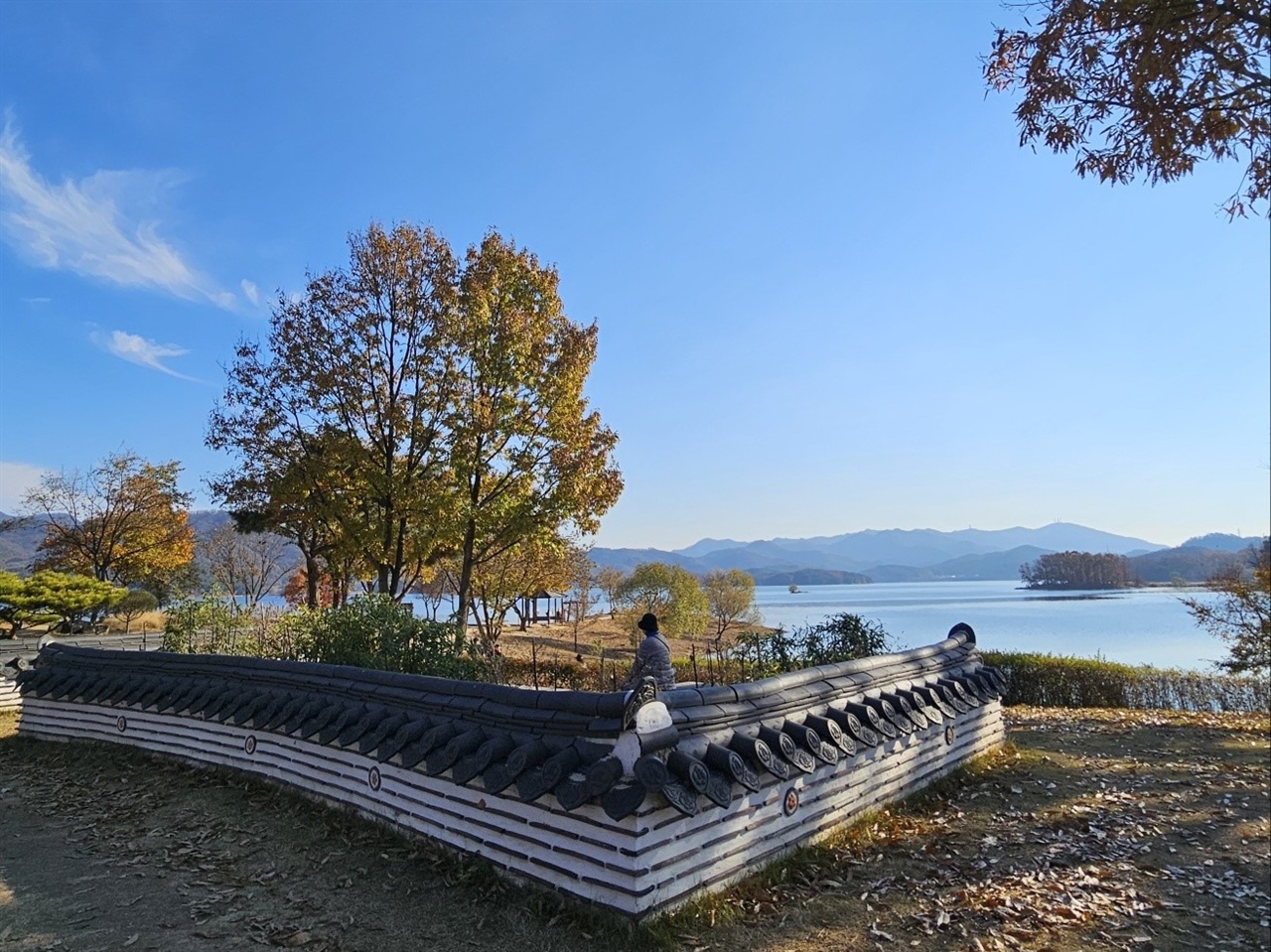 ▲ 명상하는 여인전통 한옥 담장안 마루에 앉아 홀로 명상하는 여인 ⓒ 박귀단