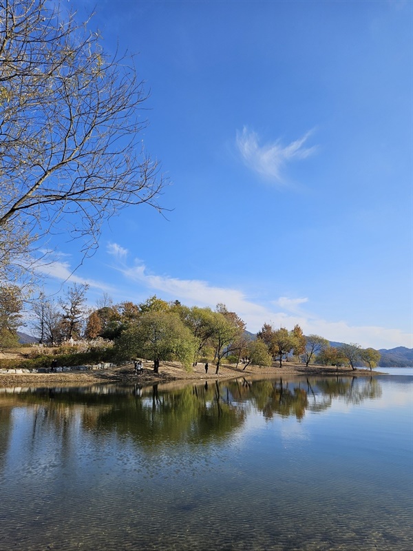 ▲ 명상정원맑은 호수에 투영된 명상정원 사진이 고요하고 평화롭게 보인다. ⓒ 박귀단ⓒ