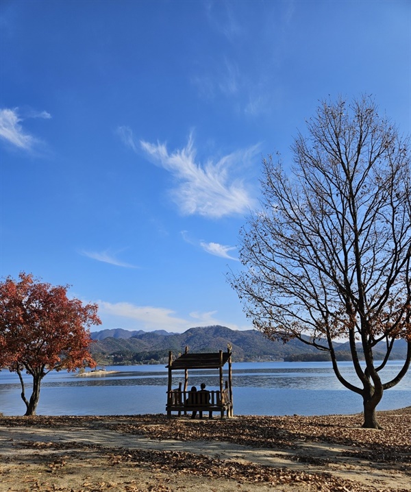 ▲ 명상정원의 두사람벤치에 않아 힐링하는 사람들의 모습이 평화롭다 ⓒ 박귀단