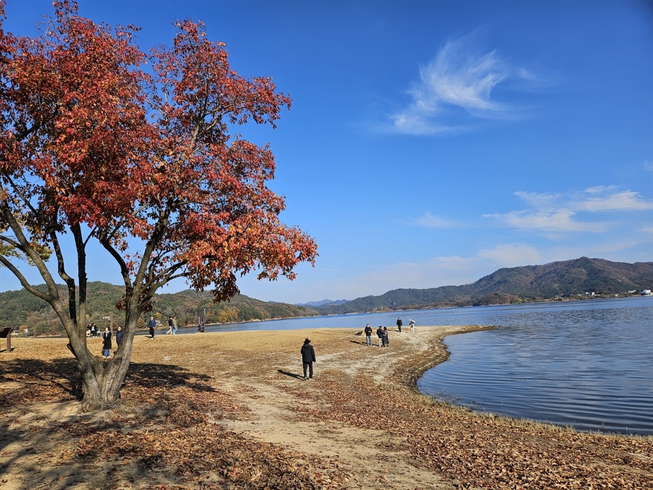 ▲ 빨간 단풍과 옥빛 호수빨간 단풍나무와 옥빛 호수 한폭의 그림같은 풍경이다. ⓒ 박귀단