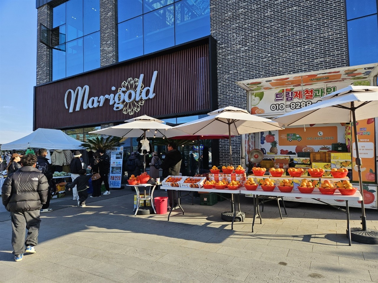 ▲ 메리골드와 과일메리골드 1층 입구에서 과일을 판매하는 지역주민 ⓒ 박귀단