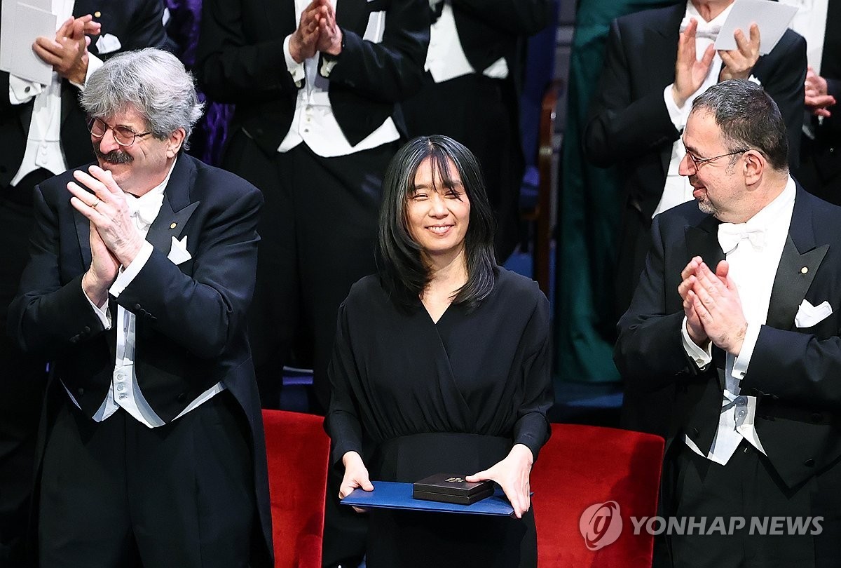 ▲ 노벨문학상 수상에 환하게 웃는 한강 작가(스톡홀름=연합뉴스) 김도훈 기자 = 2024 노벨문학상 수상자인 한강 작가가 10일(현지시간) 스웨덴 스톡홀름 콘서트홀에서 열린 시상식에서 칼 구스타프 16세 스웨덴 국왕으로부터 노벨문학상 메달과 증서를 받은 뒤 환하게 웃고 있다. 2024.12.11 superdoo82@yna.co.kr