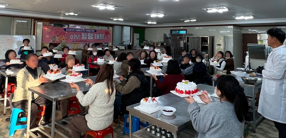 ▲ 여수시는 치매환자와 가족을 대상으로 지난 9일 ‘oh! 힐링데이, 행복가득 케이크 만들기’ 프로그램을 진행했다.ⓒ여수시