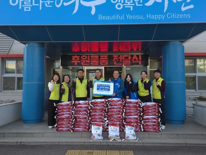 ▲한국공항공사 여수공항은 지난 10일 소라면사무소를 방문해 관내에서 생산된 거북선에 실린 쌀 10kg 60포를 전달했다. ⓒ여수시