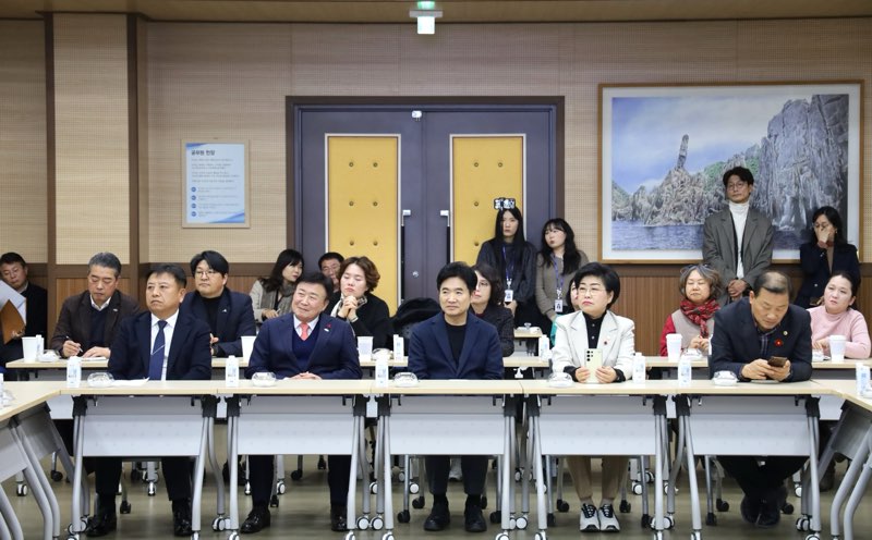 ▲ 토론회에 참석한 정기명 시장과 서대현 도의원이 경청하고 있다