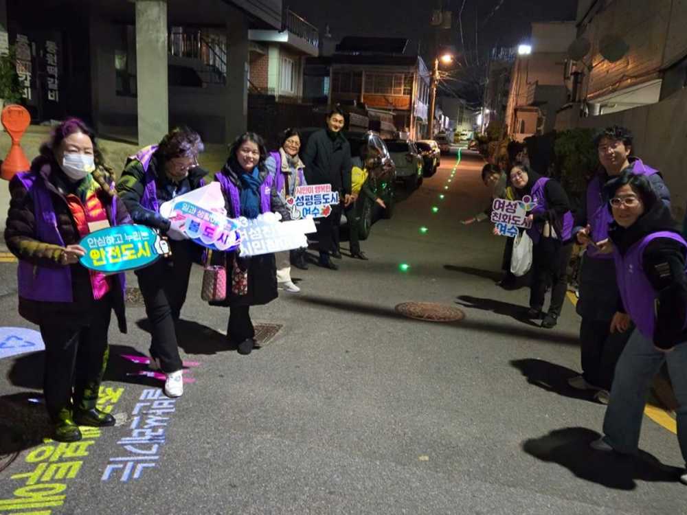 ▲ 제3기 여수시 여성친화도시 시민참여단 ‘여성안심귀갓길 점검’ 활동.ⓒ여수시