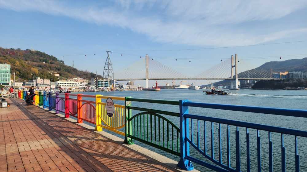 ▲ 여수시가 쾌적하고 아름다운 관광명소를 제공하기 위해 종포해양공원의 노후화된 난간을 무지개색으로 탈바꿈했다. ⓒ여수시