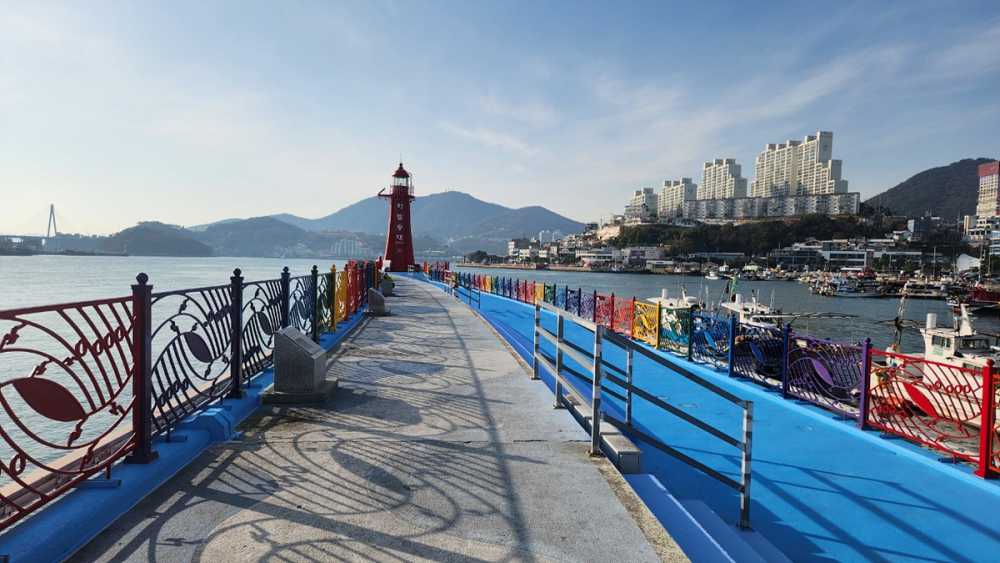 ▲  여수시가 쾌적하고 아름다운 관광명소를 제공하기 위해 종포해양공원의 노후화된 난간을 무지개색으로 탈바꿈했다.ⓒ여수시