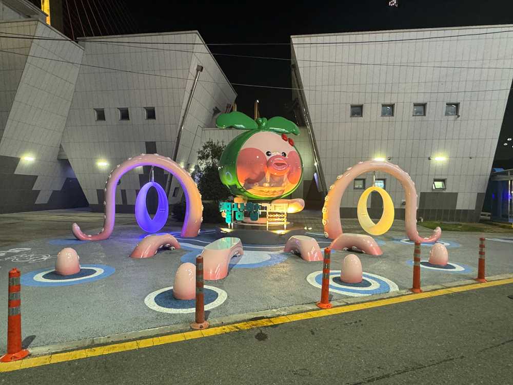 ▲ 여수시가 여수밤바다로 유명한 해양공원 해물삼합거리 일원 1.2km 구간에 총사업비 9억 7천만 원을 투입해 새롭게 단장했다.ⓒ여수시