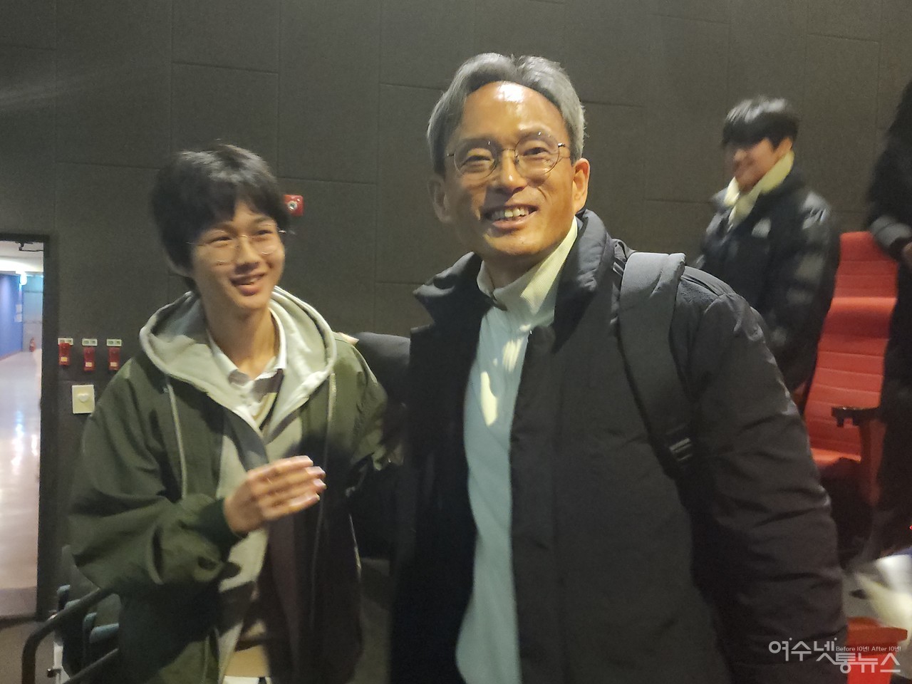 ▲ 괜찮아 앨리스 상영후 오마이티비 구독자인 한 학생이 관객과의 대화후 오연호 대표와 한컷 ⓒ심명남