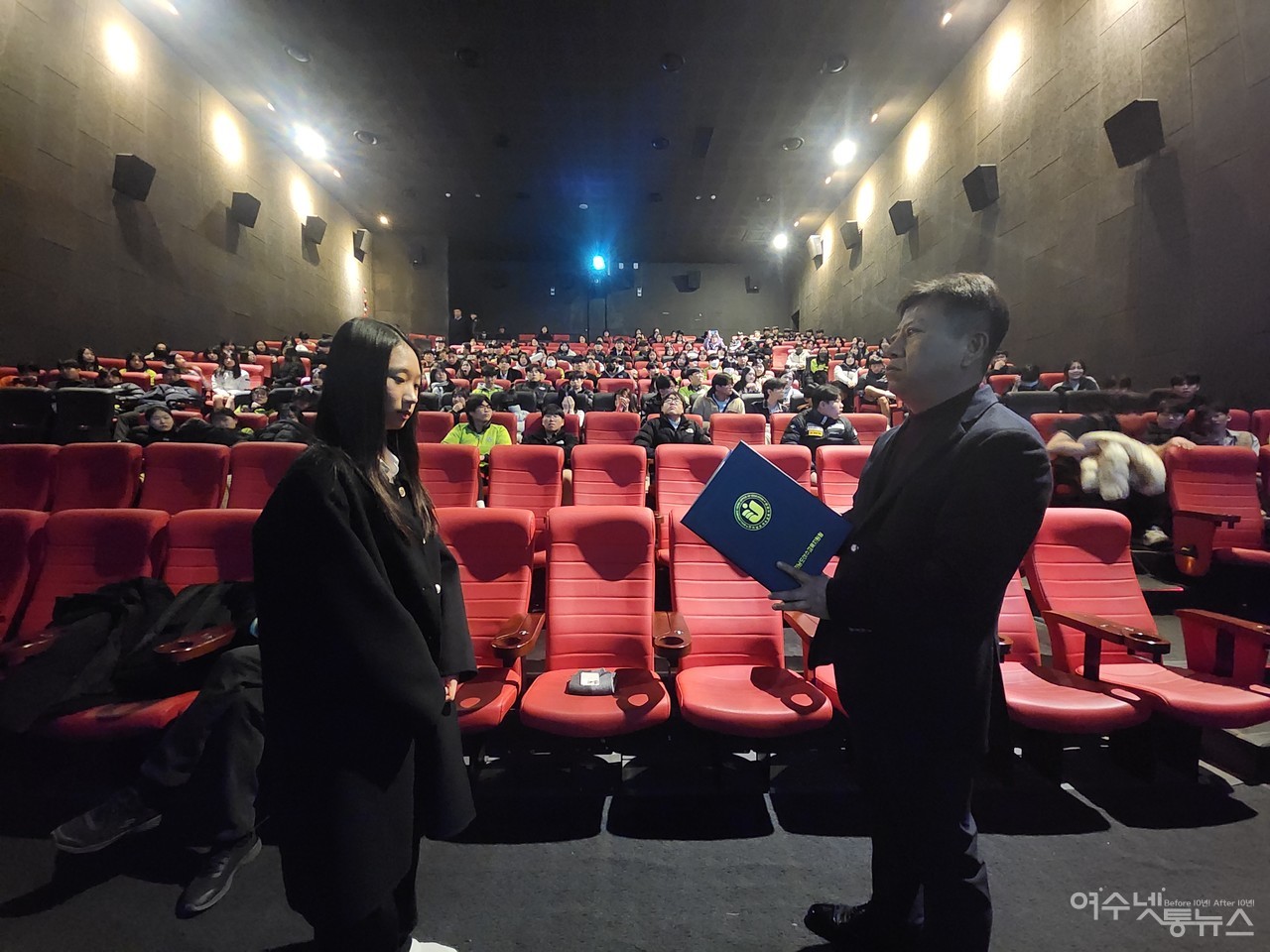 ▲ 괜찮아 앨리스 상영후 백도현 여수교육장이 '바스라진 동백'시 장원을 수상한 학교밖 청소년 박보라 양에게 표창장을 수여하고 있다  ⓒ심명남