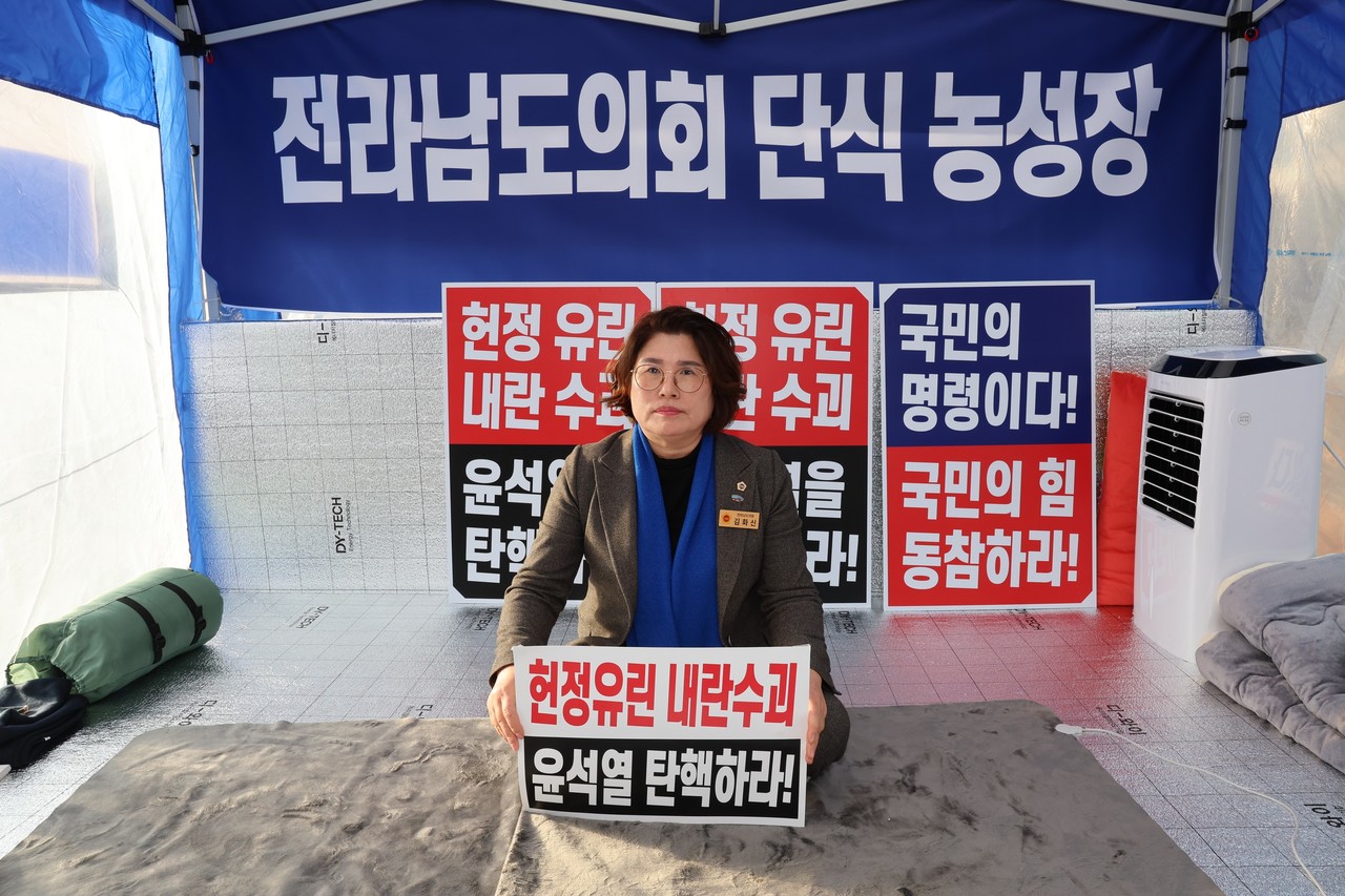 ▲김화신 도의원이 12일 전남 무안군 삼향읍 전남도청 앞 사거리에 설치된 천막에서 전남도의회 윤석열 대통령의 탄핵을 요구하는 단식 농성을 하고 있다. ⓒ김화신 도의원