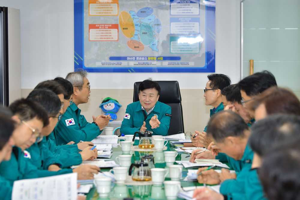 ▲ 정기명 여수시장이 16일 오전 시장실에서 대통령 탄핵소추안 가결에 따른 ‘긴급 민생안정대책 회의’를 주재, “민생안정에 총력을 기울일 것”을 주문했다. ⓒ여수시