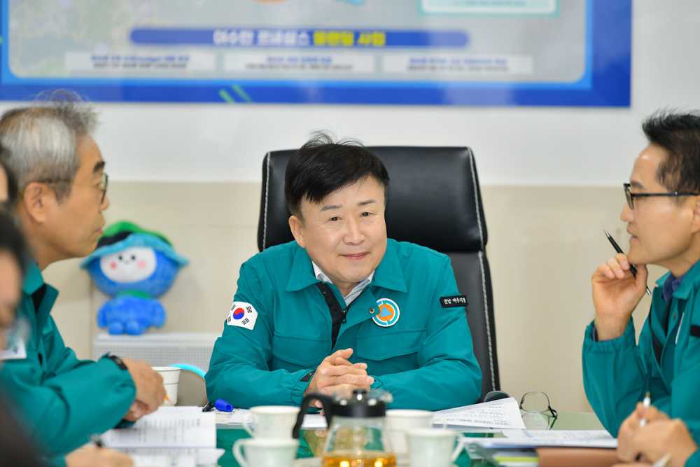 ▲  정기명 여수시장이 16일 오전 시장실에서 대통령 탄핵소추안 가결에 따른 ‘긴급 민생안정대책 회의’를 주재, “민생안정에 총력을 기울일 것”을 주문했다.ⓒ여수시