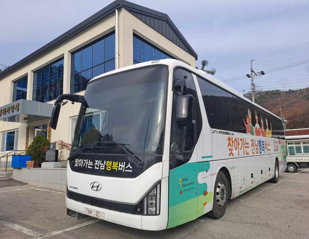 ▲ ‘찾아가는 전남행복버스’가 지난 13일 여수시 광림동 내동마을을 찾아 주민들에게 다양한 복지 서비스를 제공했다.ⓒ여수시