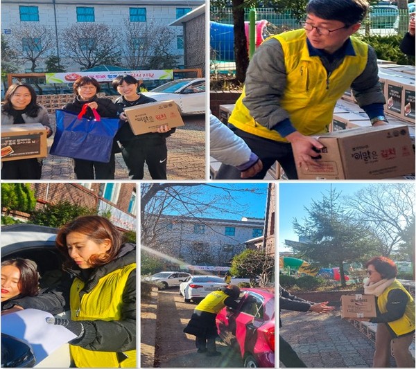 ▲ 드라이브스루로 김장김치를 전달하고 있는 직원들과 김장김치를 받고 기뻐하는 활동지원사들의 모습  