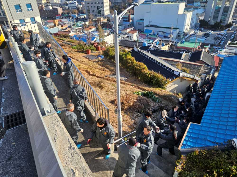 ▲재원산업·여수탱크터미날 사원들, 주말 연탄 봉사 모습.ⓒ여수시