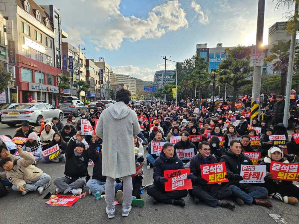 ▲ 14일 흥국체육관 앞 도로에 천여 명의 시민이 모여 탄핵소추안 가결의 순간을 함께 했다. ⓒ여수시민비상행동