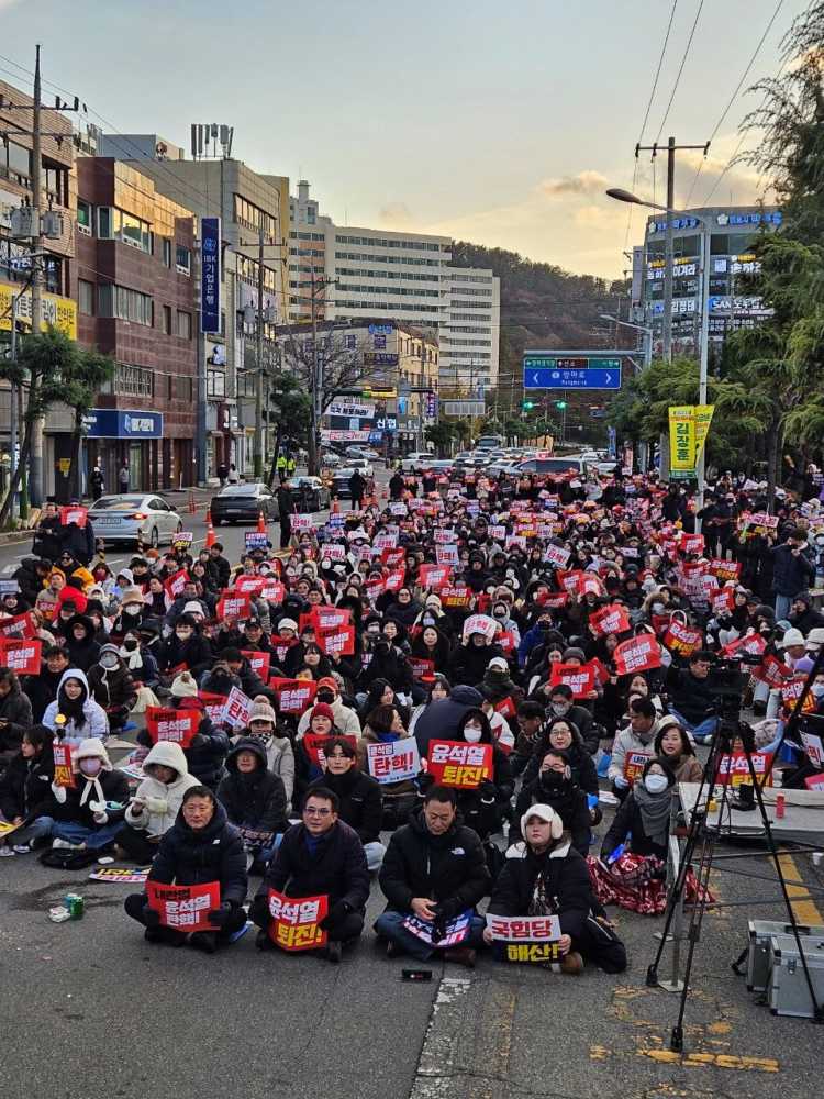 ▲14일 흥국체육관 앞 도로에 천여 명의 시민이 모여 탄핵소추안 가결의 순간을 함께 했다.  ⓒ여수시민비상행동