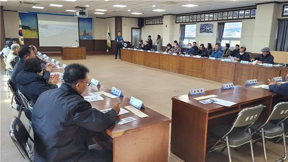 ▲ 여수경찰서는 연말연시 범죄예방활동의 일환으로 18일(수) 여수시 율촌면 면사무소 3층 회의실에서 신종범죄 예방 및 교통안전 교육을 실시했다. ⓒ여수경찰서 