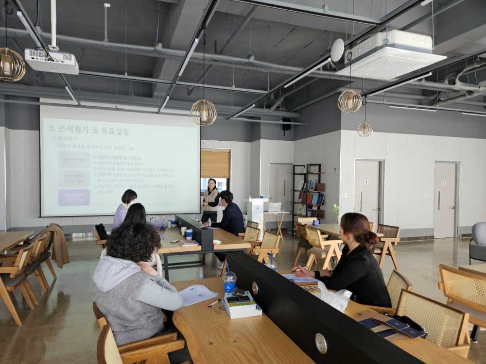 ▲ 진로진학상담사들이 순천진로진학상담센터에 모여 ‘2024 진로진학상담사 역량강화 연수’를 듣고 있다. ⓒ전라남도교육청