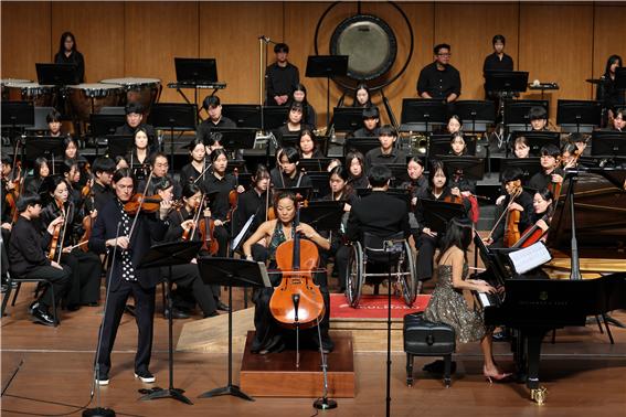 ▲클래식 혁명가 ‘안 트리오(Ahn Trio)’와 그래미상 수장자 바이올리니스트 ‘Zach Brock’과의 협연 무대의. ⓒ여수영재교육원