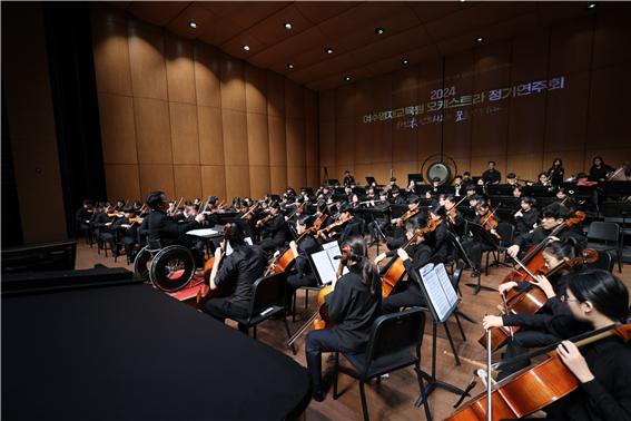 ▲미래 사회를 이끌어 갈 100명의 여수영재교육원 예술 영재들과의 행복한 연주. ⓒ여수영재교육원