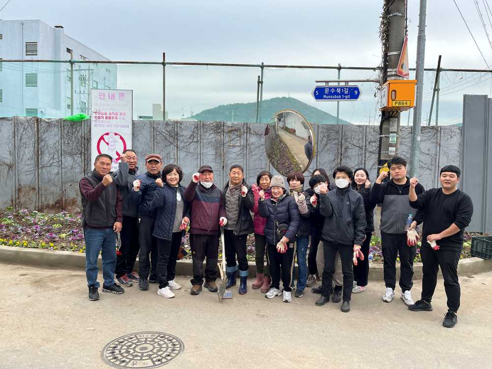 ▲여수시 문수동, 아파트 재건축지 인근 공한지에 꽃밭 조성. ​ⓒ여수시