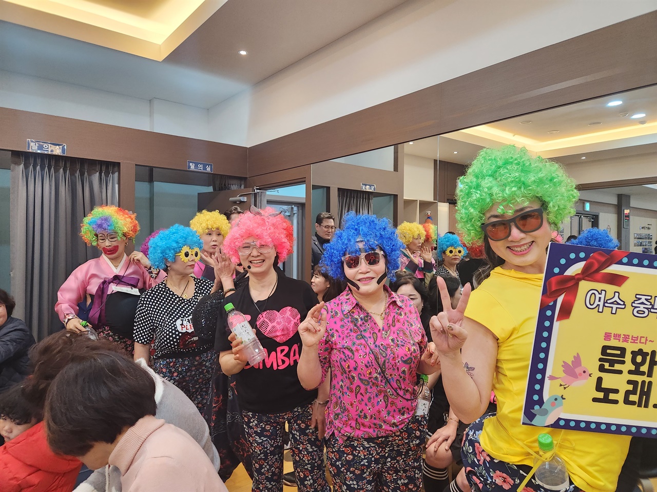▲ 공연 직전 노래교실팀의 공연 직전 밝게 웃는 모습 ⓒ 김용자