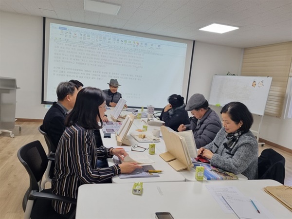 ▲  기사 쓰기 소모임에서 헌법에 관한 토의가 이루어졌다. ⓒ 김경희