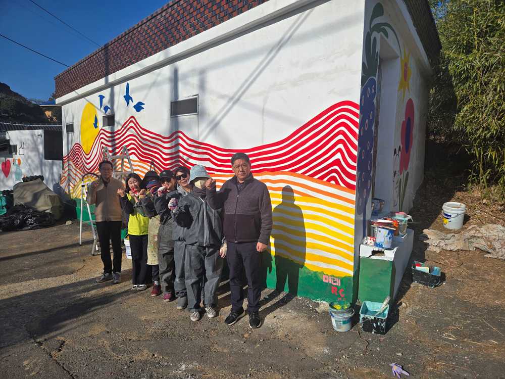 ▲ 여수미래로타리클럽, 소라면 신흥마을 벽화그리기 ‘구슬땀’ ⓒ여수시