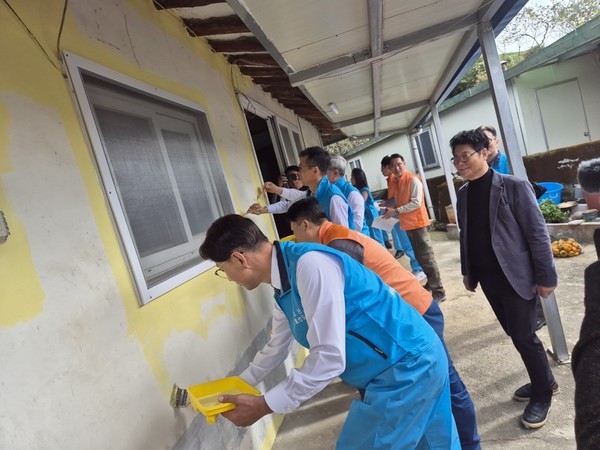 ▲사랑의 집수리 연합봉사활동 페인트 작업   ⓒ쌍봉종합사회복지관