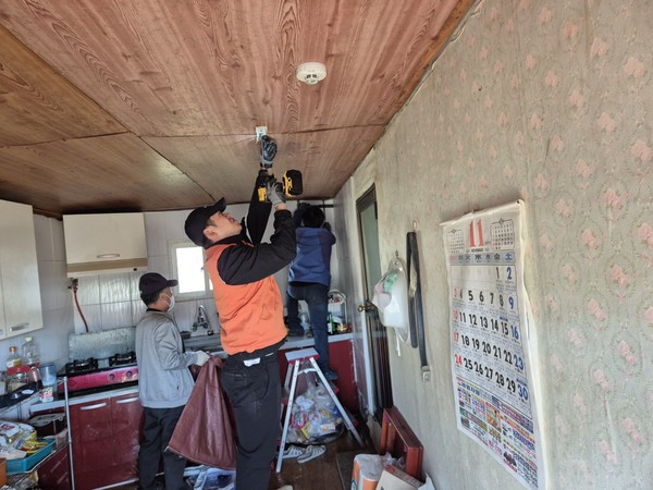 ▲사랑의 집수리 연합봉사활동 전기수리   ⓒ쌍봉종합사회복지관