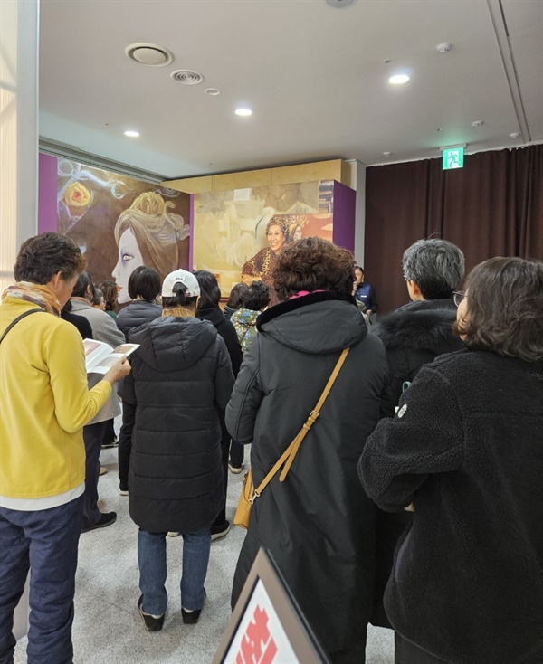 ▲ 전시장 입구전시장 입구에서 관람객들이 도슨트 해설을 듣고 있다. ⓒ 박귀단