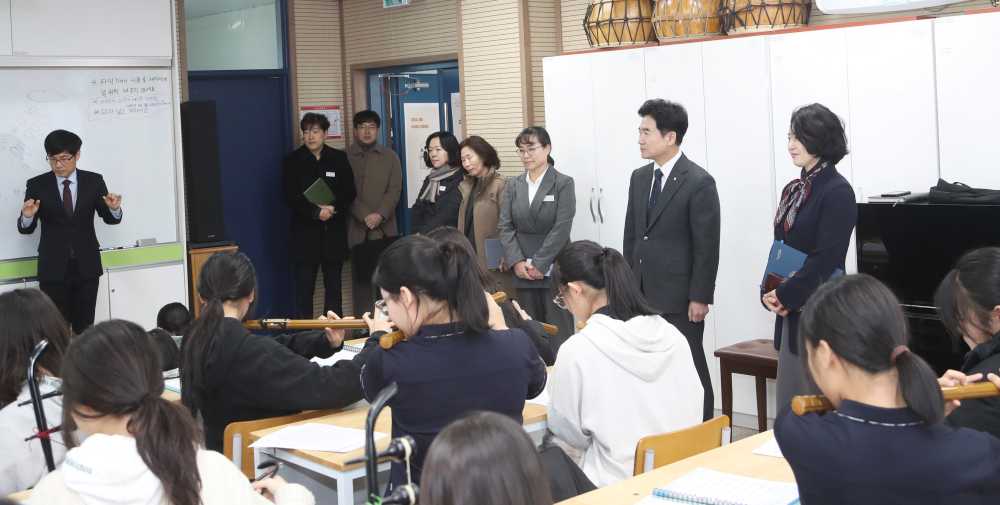 ▲ 김대중 전남교육감과 담양여중 교직원들이 ‘대나무소리 합주단’ 연주 수업을 참관하고 있다. ⓒ전라남도교육청