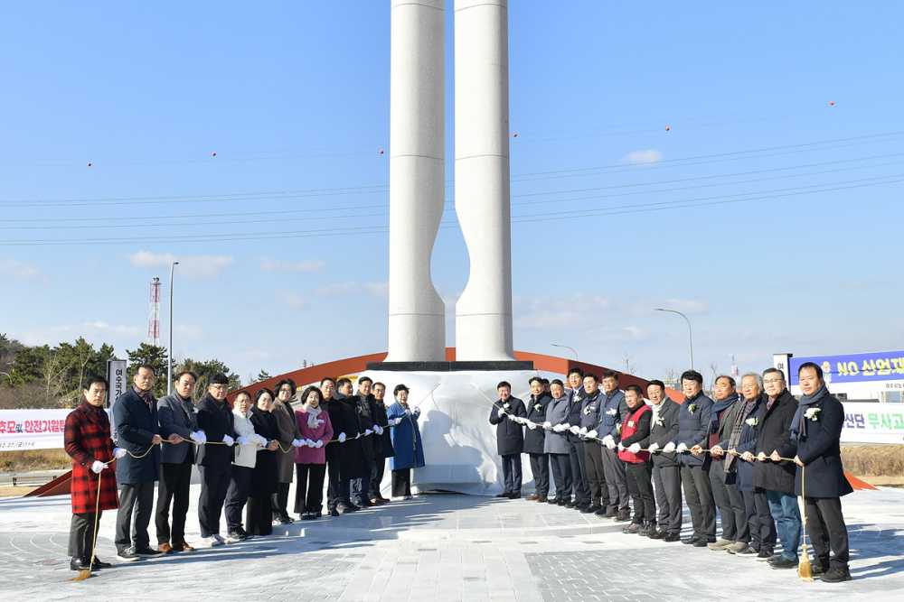 ▲ 여수국가산단 산업재해 희생자 추모 및 안전기원탑 제막.ⓒ여수시