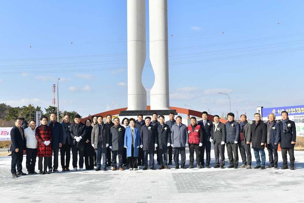 ▲여수시가 전국 최초로 산업재해 희생자 추모를 위한 안전기원탑을 준공하고 27일 여수국가산단 희생자 추모 및 제막식을 가졌다. ⓒ여수시