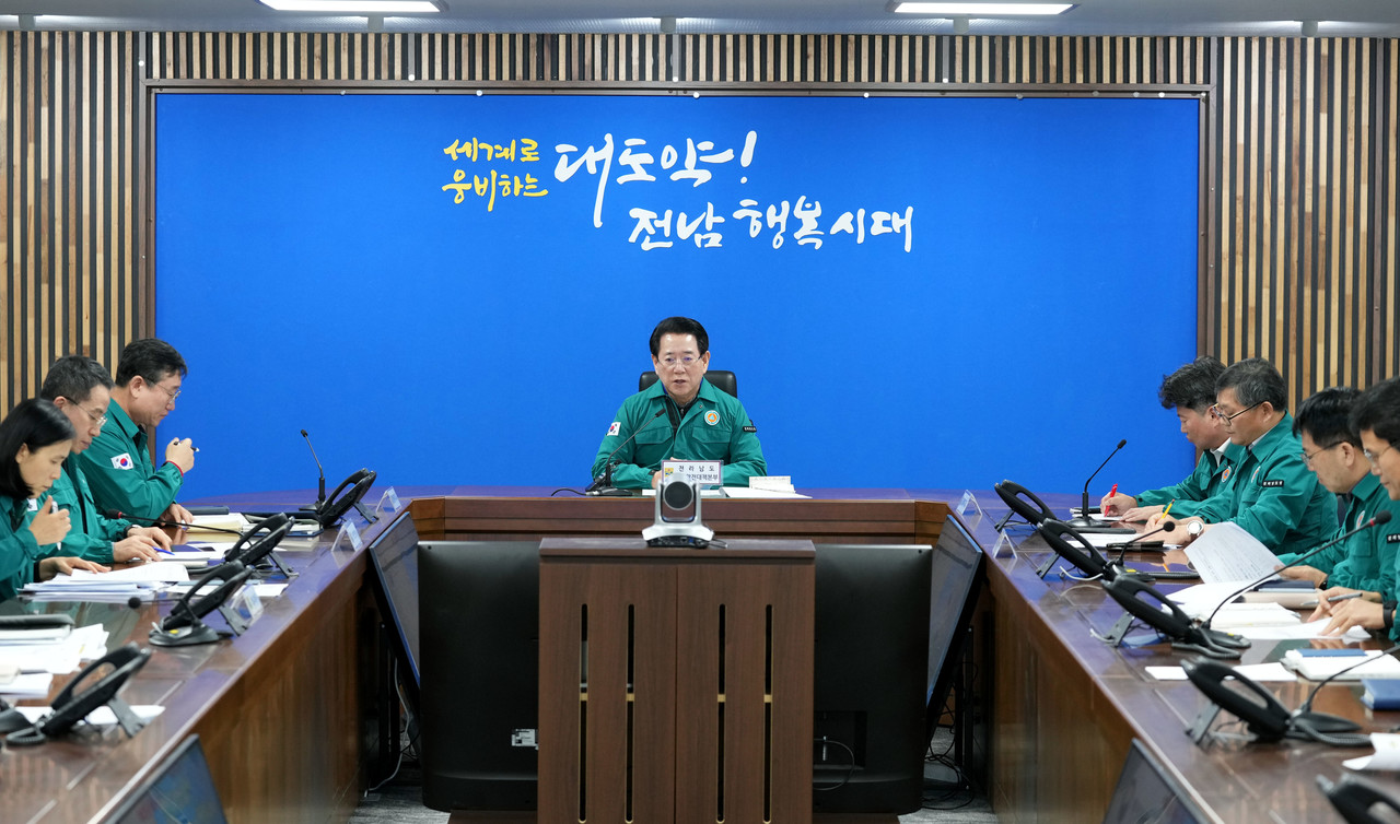 ▲김영록 전라남도지사가 29일 도청 재난종합상황실에서 제주항공 여객기 사고 대책회의를 주재하고 있다. ⓒ전라남도