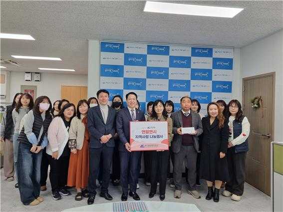 ▲ “연말연시 지역사랑 나눔행사”로 온누리상품권 전달식. ⓒ여수시가족플러스센터