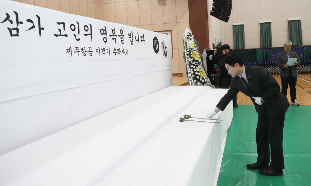 ▲ 김대중 전남교육감이 30일 오전 청사 내 교육지원센터에 설치된 제주항공 여객기 사고 희생자 합동 분향소에서 헌화하고 있다.ⓒ전라남도교육청